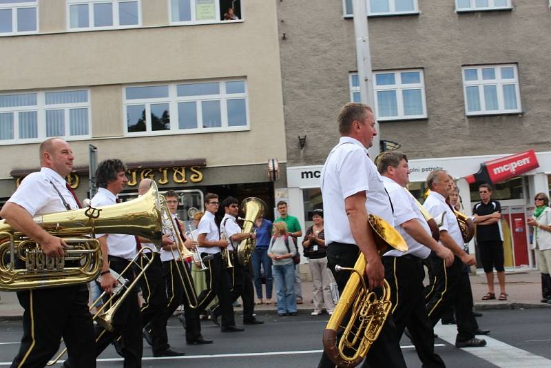 Zlínem prošel parádní průvod v rámci Mezinárodního festivalu dechových orchestrů a folklorních souborů