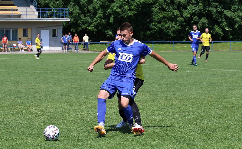 Divizní fotbalisté Slavičína (v modrém) po posledních výhrách ve 25. kole doma podlehli po divácky atraktivní přestřelce Kozlovicím 3:4.