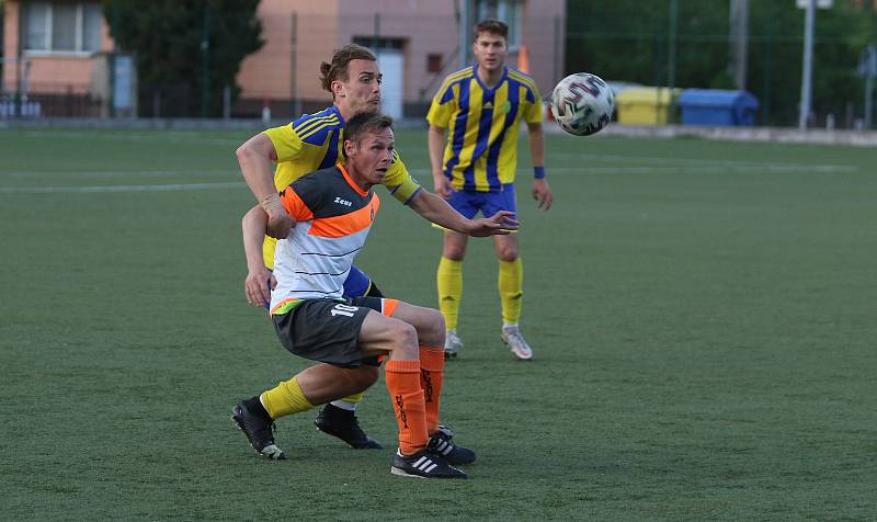 Fotbalisté Baťova (ve žlutém) ve 22. kole krajského přeboru v páteční předehrávce porazili Nevšovou 4:1