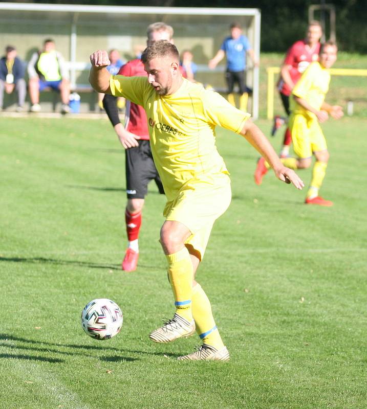 Fotbalisté Kvasic (v červeném) v 10. kole krajského přeboru naplno potvrdili roli favorita a před svými fanoušky jasně 4:0 porazili Nedašov.