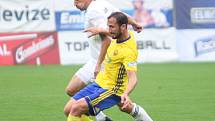 Fotbalisté Fastavu Zlín (ve žlutém) v rámci 4. kola I. ligy doma hostili MFK Karviná. Na snímku Jiráček