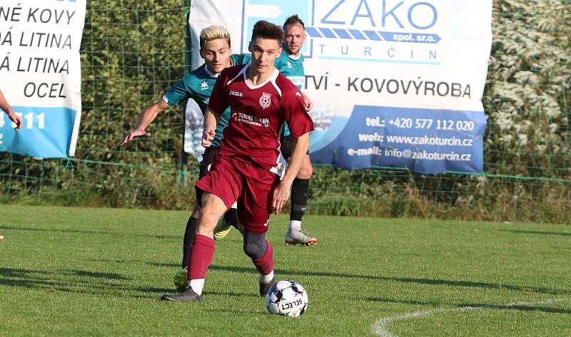 Fotbalisté Březnice doma porazili Louky (červené dresy) 2:0.