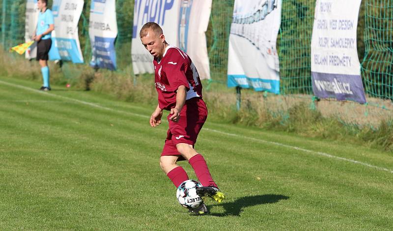 Fotbalisté Březnice doma porazili Louky (červené dresy) 2:0.