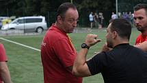 Fotbalisté Uherského Brodu (červené dresy) zvítězili v předkole MOL Cupu nad domácím Baťovem 5:0.