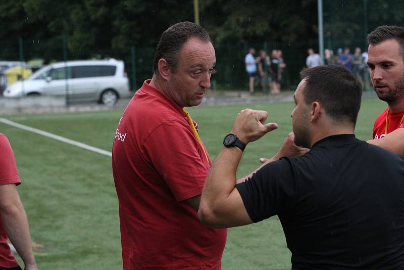 Fotbalisté Uherského Brodu (červené dresy) zvítězili v předkole MOL Cupu nad domácím Baťovem 5:0.