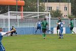 Slušovičtí fotbalisté (modré dresy) doma porazili Velké Karlovice 1:0.