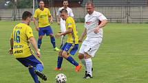 Fotbalisté Luhačovic (ve žlutých dresech) zvítězili na hřišti Sokola Veselá 4:3.