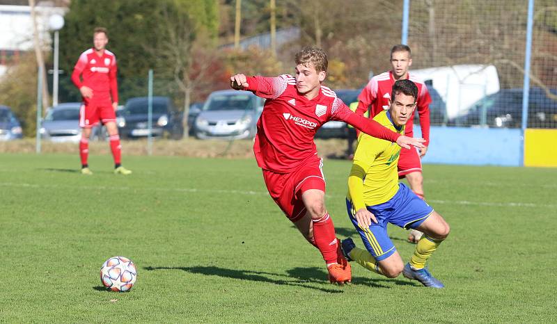 Fotbalisté Zlína B (žluté dresy) v 15. kole MSFL remizovali na Vršavě s Uničovem 1:1. Foto: Jan Zahnaš