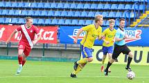 Fotbalisté Zlína B (žluté dresy) v nedělním zápase 29. kole MSFL na Letné remizovali s Frýdkem-Místkem 2:2.