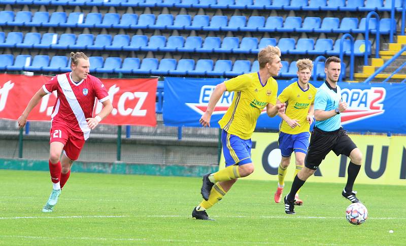 Fotbalisté Zlína B (žluté dresy) v nedělním zápase 29. kole MSFL na Letné remizovali s Frýdkem-Místkem 2:2.