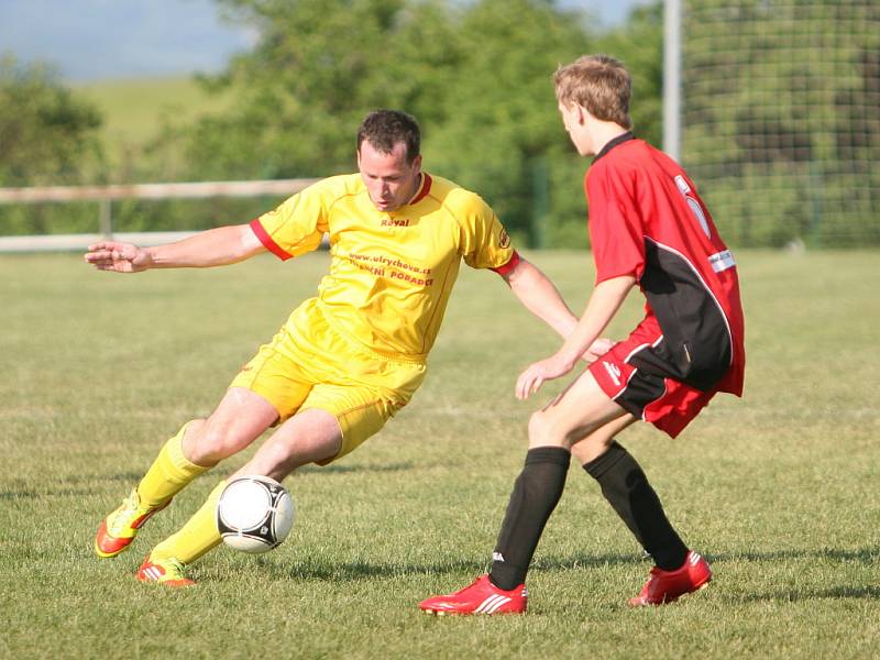 Fotbalisté Jaroslavic (ve žlutém) o víkendovém kole okresního přeboru nepotvrdili pozici lídra a se zálohou Napajadel se rozešli jen smírně 3:3.