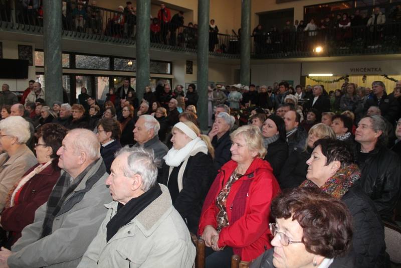 V hale Vincentka v Luhačovicích se v sobotu 29. prosince 2012 konala komentovaná přehlídka dobových kostýmů Luhačovického okrašlovacího spolku Calma s doprovodem smyčcového kvarteta ze Zlína.  