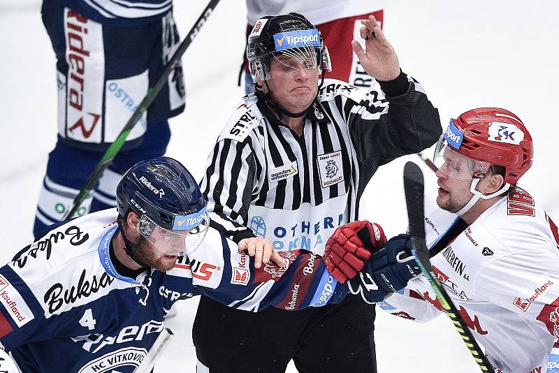 Utkání 20. kola hokejové extraligy: HC Oceláři Třinec - HC Vítkovice Ridera, 21. listopadu 2019 v Třinci. Na snímku (zleva) Petr Šidlík a Petr Vrána.