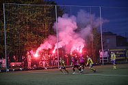 Fotbalisté Baťova (žlutomodré dresy) v páteční předehrávce 20. kola Divize E porazili Skaštice 3:0.