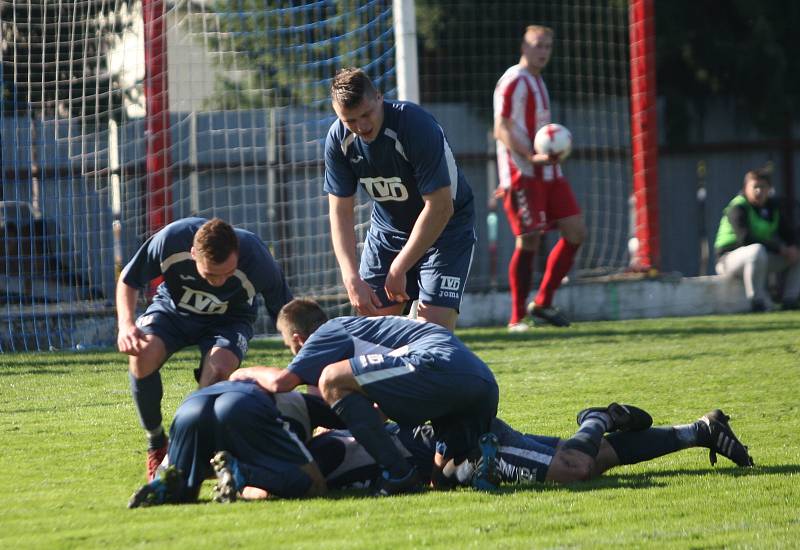 Fotbalisté Brumova (bílo-červení) v 11. kole divize E remizovali v derby se Slavičínem 1:1.