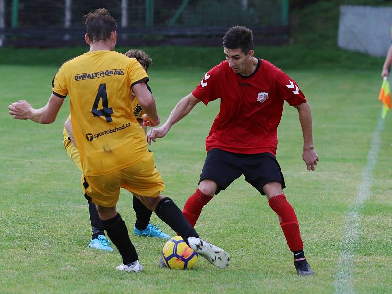 Fotbalisté Příluk (v červeném) ve 4. kole I. B třídy skupiny A o víkendu doma porazili Hovězí 5:0. I díky premiérové vychytané nule "brankáře" Zdeňka Juliny.