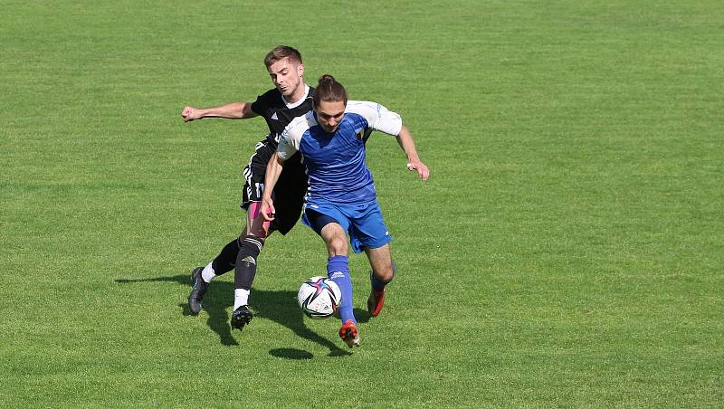 Fotbalisté Luhačovic (v černém) v rámci 23. kola krajského přebor nečekaně zvítězili ve Slušovicích 1:0.