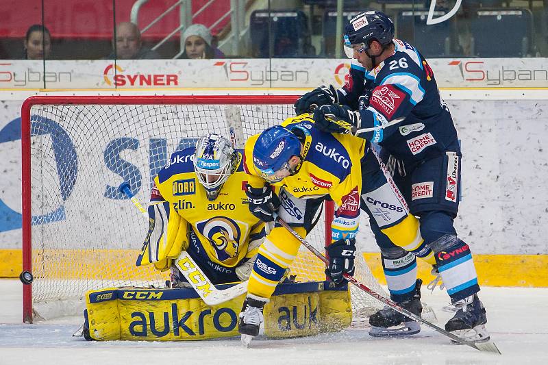 Utkání 42. kola Tipsport extraligy ledního hokeje se odehrálo 21. ledna v liberecké Home Credit areně. Utkaly se celky Bílí Tygři Liberec a Aukro Berani Zlín. Na snímku vlevo Libor kašík a vpravo Petr Jelínek.