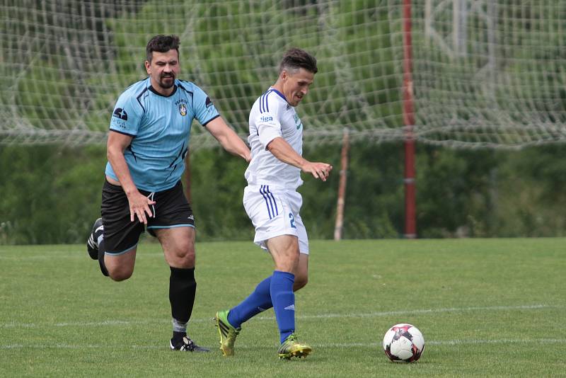 Luhačovické béčko se s věrnými fanoušky rozloučilo divokou výhrou 9:2 nad Pozlovicemi. Jistý vítěz okresního přeboru Zlínska rozhodl sobotní derby sedmi brankami ve druhém poločase.