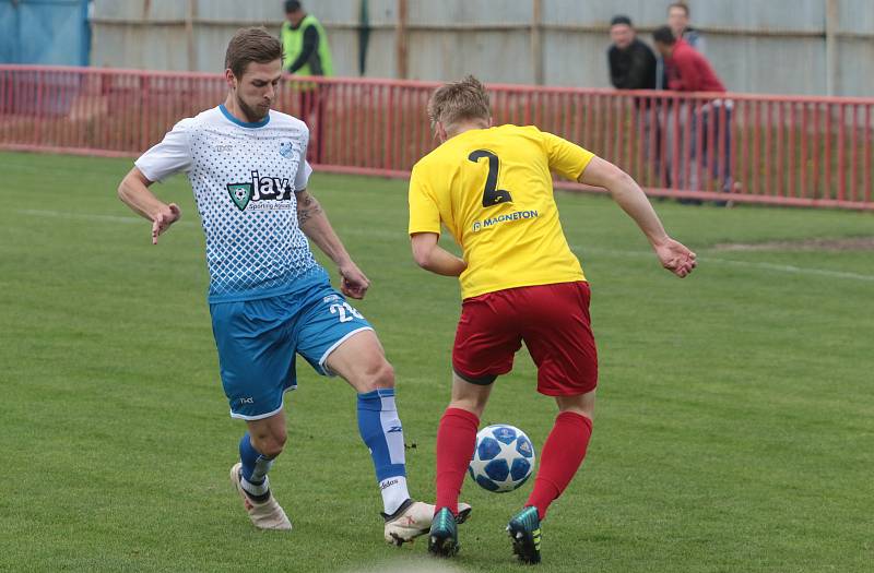 Derby fotbalistů Otrokovic (v bílých dresech) s Kroměříží