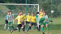 Fotbalisté Újezdu (ve žlutých dresech) zdolali Vysoké Pole 4:2 a před letní pauzou zůstali v čele Ligy4.