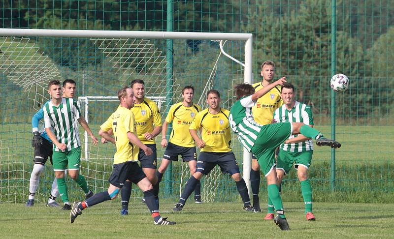 Fotbalisté Újezdu (ve žlutých dresech) zdolali Vysoké Pole 4:2 a před letní pauzou zůstali v čele Ligy4.