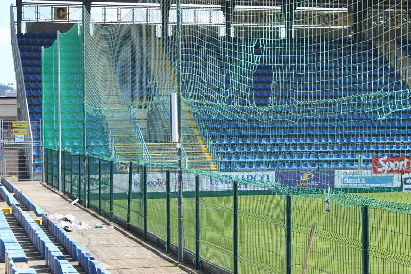 Sektor hostů po řádění baníkovců na stadionu Letná ve Zlíně