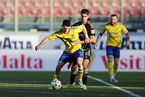 Fotbalisté Zlína (žluté dresy) vstoupili do Tipsport Malta Cupu zápasem se slovenskou Trnavou.