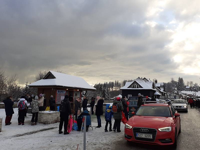 Skiareály ve Zlínském kraji praskaly o víkendu ve švech. Přesto si lidé zimní radovánky užili. Troják na Kroměřížsku.