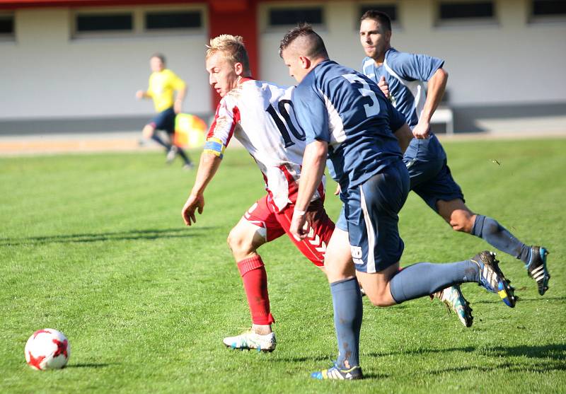 Fotbalisté Brumova (bílo-červení) v 11. kole divize E remizovali v derby se Slavičínem 1:1.