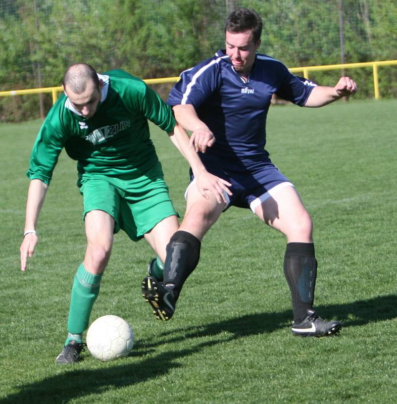 Fotbalisté Mladcové B ( v zeleném) proti Velkému Ořechovu.