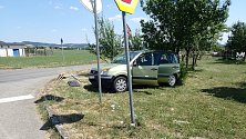 Hasiči při likvidaci nehody dvou osobních aut ve Fryštáku na Zlínsku. 9. července 2023
