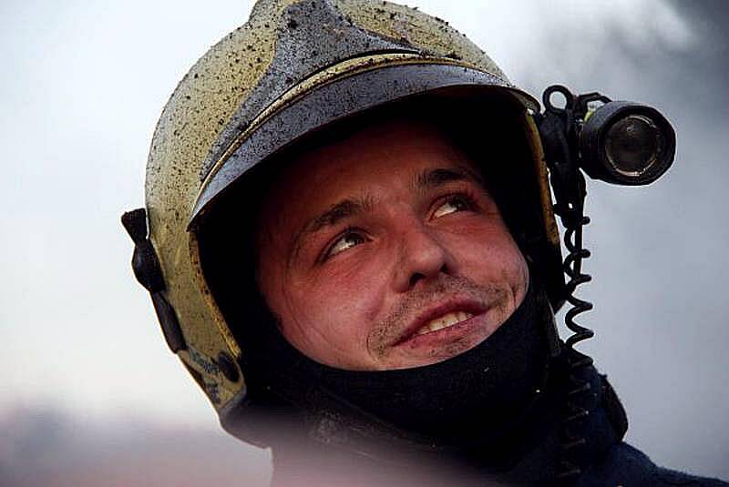 K rozsáhlému požáru rodinného domu v Halenkově museli v pátek ráno po sedmé hodině vyjíždět hasiči ze Vsetína, Halenkova a Nového Hrozenkova. 