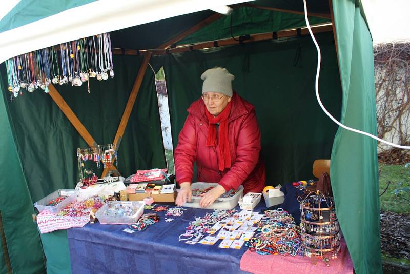 V Tlumačově rozsvítili vánoční stromek. Předtím si užili adventní jarmark