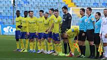 Fotbalisté Zlína (žluté dresy) ve 22. kole první ligy porazili Slovácko 1:0. Regionální derby rozhodl v 82. minutě obránce Martin Cedidla.