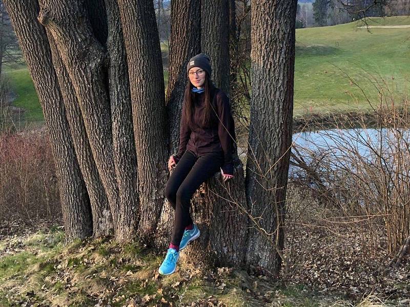 Kampaň Pomáháme pohybem aneb Strava nejen pro puštíka spustila na pomoc zlínské zoo Obchodní akademie Tomáše Bati ve Zlíně. Zúčastnila se jí také studentka Veronika Čevelová.