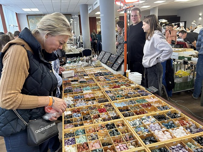 Minerály i blyštivé šperky. Výstava přilákala ve Zlíně zástupy lidí.