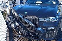 Řidič svým BMW prorazil zábradlí mostku a vyvázl bez zranění