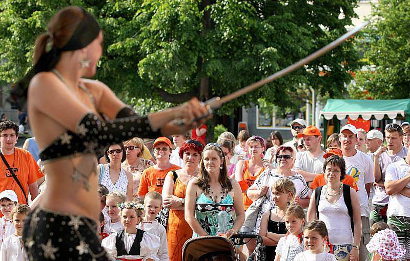 Zlínské náměstí Míru patřilo ve čtvrtek 10. června cihlám. Chráněná kavárna Slunečnice tady totiž pro diváky připravila celodenní kulturní program, během kterého mohli zájemci přispět stokotunou na vybudování nových prostor pro handicapované lidi. 