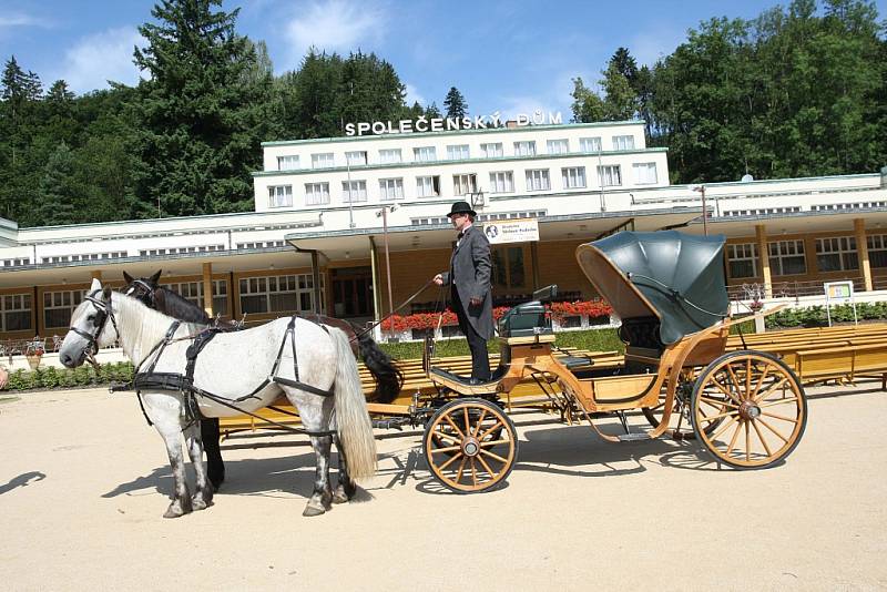 Natáčení televizního seriálu Četníci z Luhačovic na lázeňské kolonádě v Luhačovicích.