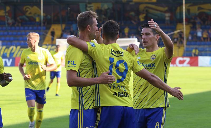 Fotbalisté Zlína (ve žlutých dresech) ve 3. kole FORTUNA:LIGY porazili Teplice 3:0.