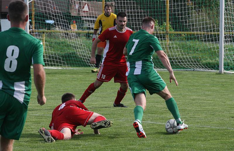 Fotbalisté Ostrožské Nové Vsi (zelenobílé dresy) doma otočili derby se sousedním Uherským Ostrohem a zvítězili 3:1.