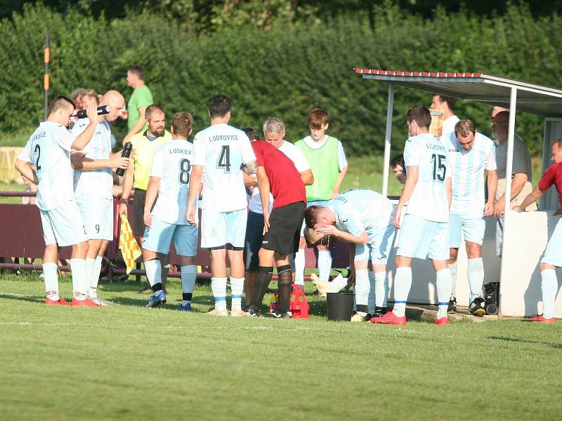 Bezbrankovou remízu přinesl sobotní fotbalový duelu I. B třídy skupiny B v Loukách, kde uhrály Ludkovice (bílo-modří) cenný bod.