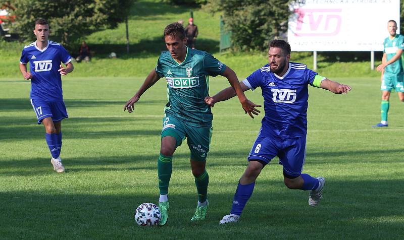 Fotbalisté Slavičína (v modrém) ve 2. kole MOL Cupu ve středu odpoledne před svými fanoušky podlehli prvoligové Karviné 1:5. Foto: Deník/Jan Zahnaš