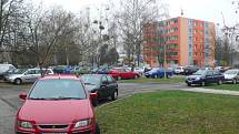 Obyvatelé sídliště Trávníky si stěžují na nedostatek parkovacích míst. Jedná se především o ulici Kpt.Jaroše a přilehlé domy v ulici SNP, situaci by podle nich pomohlo vyřešit přebudování podélných stání na příčná.