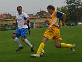 Fotbalisté Starého Města (ve žlutomodrých dresech) prohráli doma s Tlumačovem 1:2 na penalty.