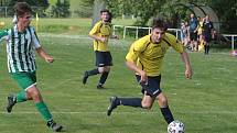 Fotbalisté Újezdu (ve žlutých dresech) zdolali Vysoké Pole 4:2 a před letní pauzou zůstali v čele Ligy4.