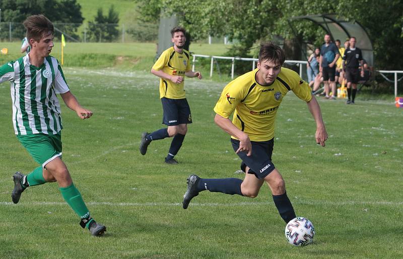 Fotbalisté Újezdu (ve žlutých dresech) zdolali Vysoké Pole 4:2 a před letní pauzou zůstali v čele Ligy4.