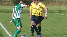 Fotbalisté Újezdu (ve žlutých dresech) zdolali Vysoké Pole 4:2 a před letní pauzou zůstali v čele Ligy4.