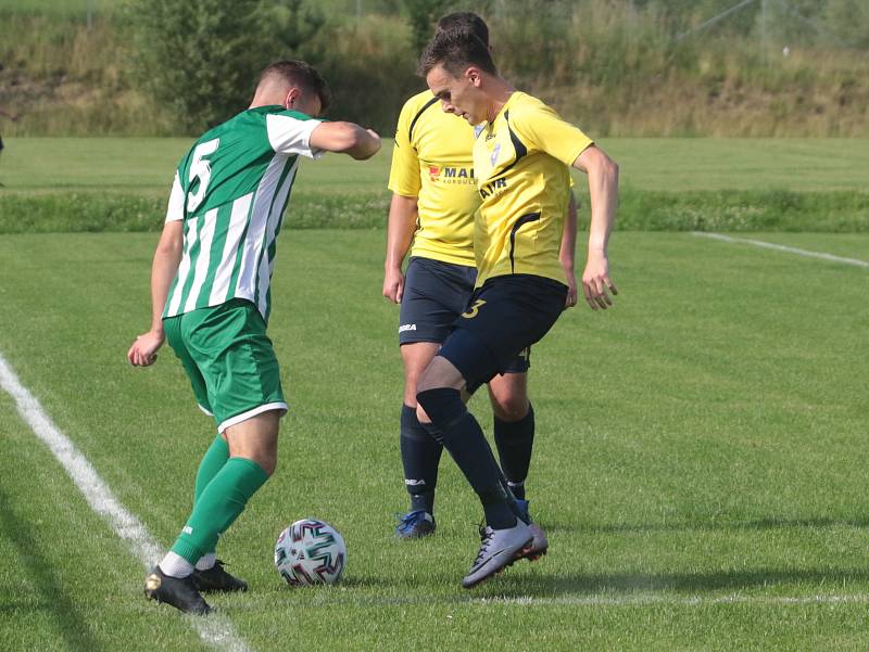 Fotbalisté Újezdu (ve žlutých dresech) zdolali Vysoké Pole 4:2 a před letní pauzou zůstali v čele Ligy4.